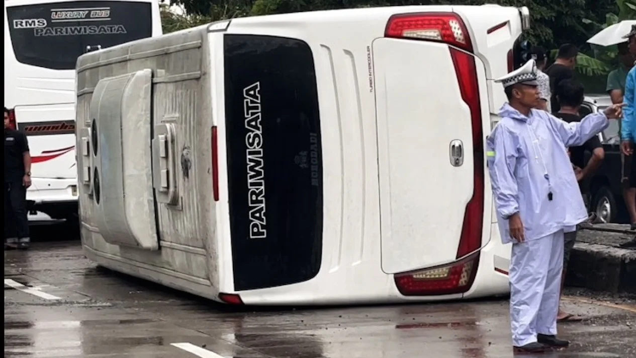 Bus Rombongan Umroh Terguling di Pangkep