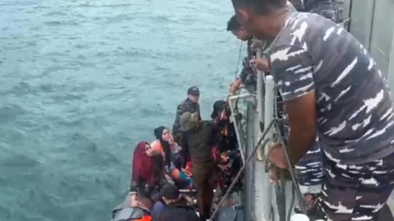 evakuasi penumpang kapal jolloro sulawesi