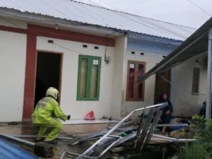 Hujan Angin Rusak Rumah Warga Maros
