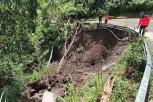 Jelang Lebaran, Jalan Trans Sulawesi Di Polman Amblas