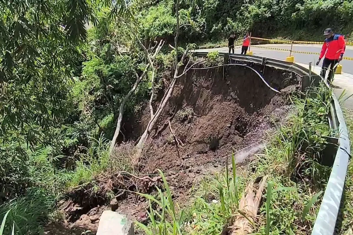 Jalan Trans Sulawesi di Polman Amblas