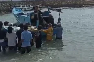 Miris! Jenazah Ibu Dan Bayi Dibawa Katinting