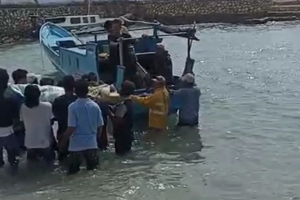 Jenazah Ibu dan Bayi di Buton Selatan Dibawa Pakai Katinting