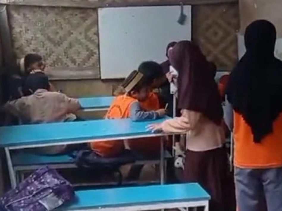 Sekolah MI di Gowa Berdinding Jerami Bambu