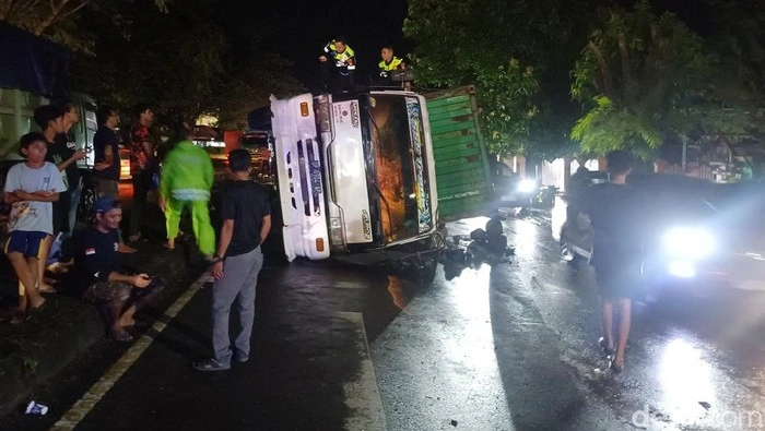 Truk Kontainer Timpa Mobil di Pangkep