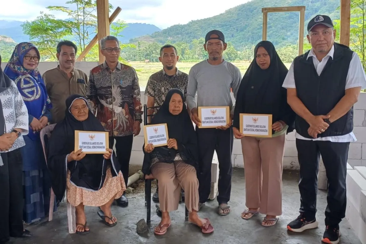 Gubernur Sulsel salurkan bantuan