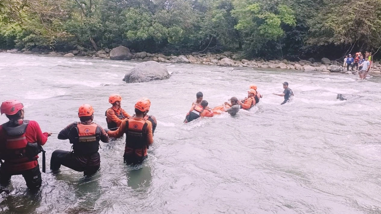 Dua Wisatawan Hanyut Di Sungai Kalimborang