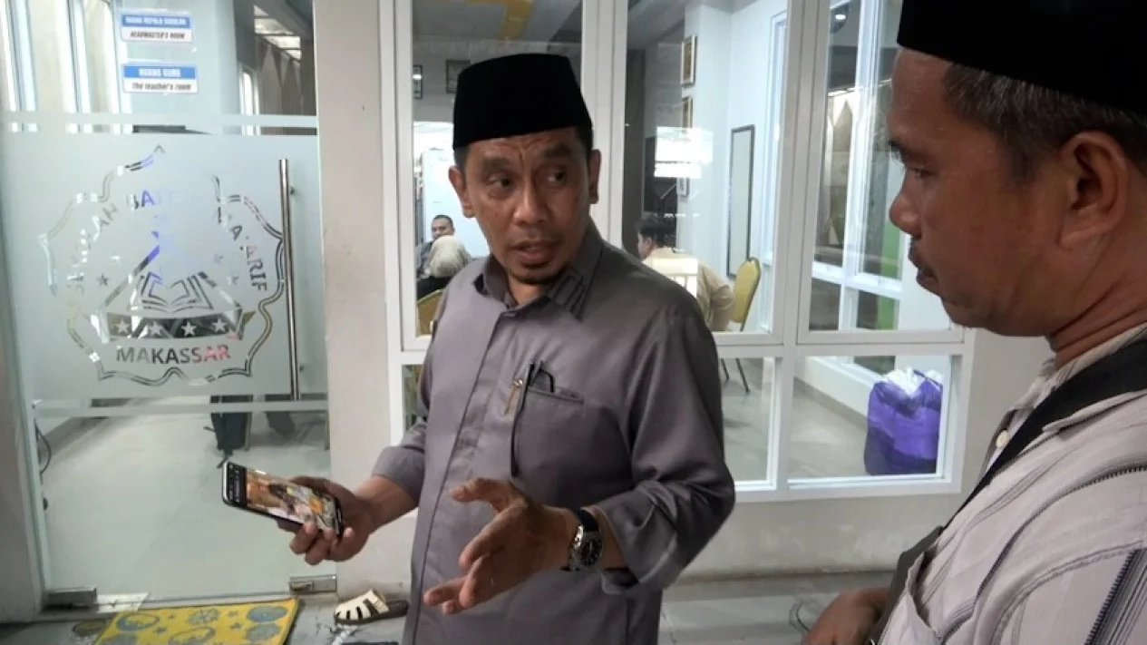 Pemuda Minum Oli di Makassar