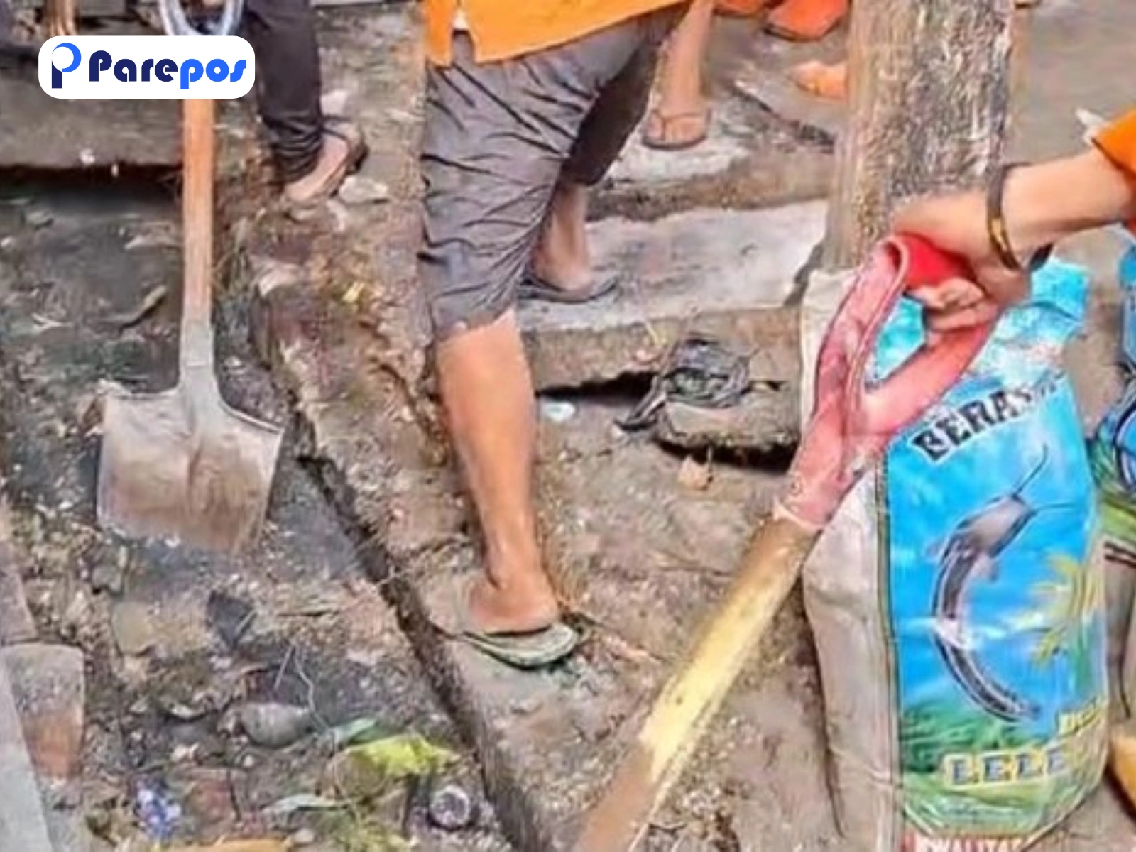 Buang Limbah di Drainase Bawah Tenda