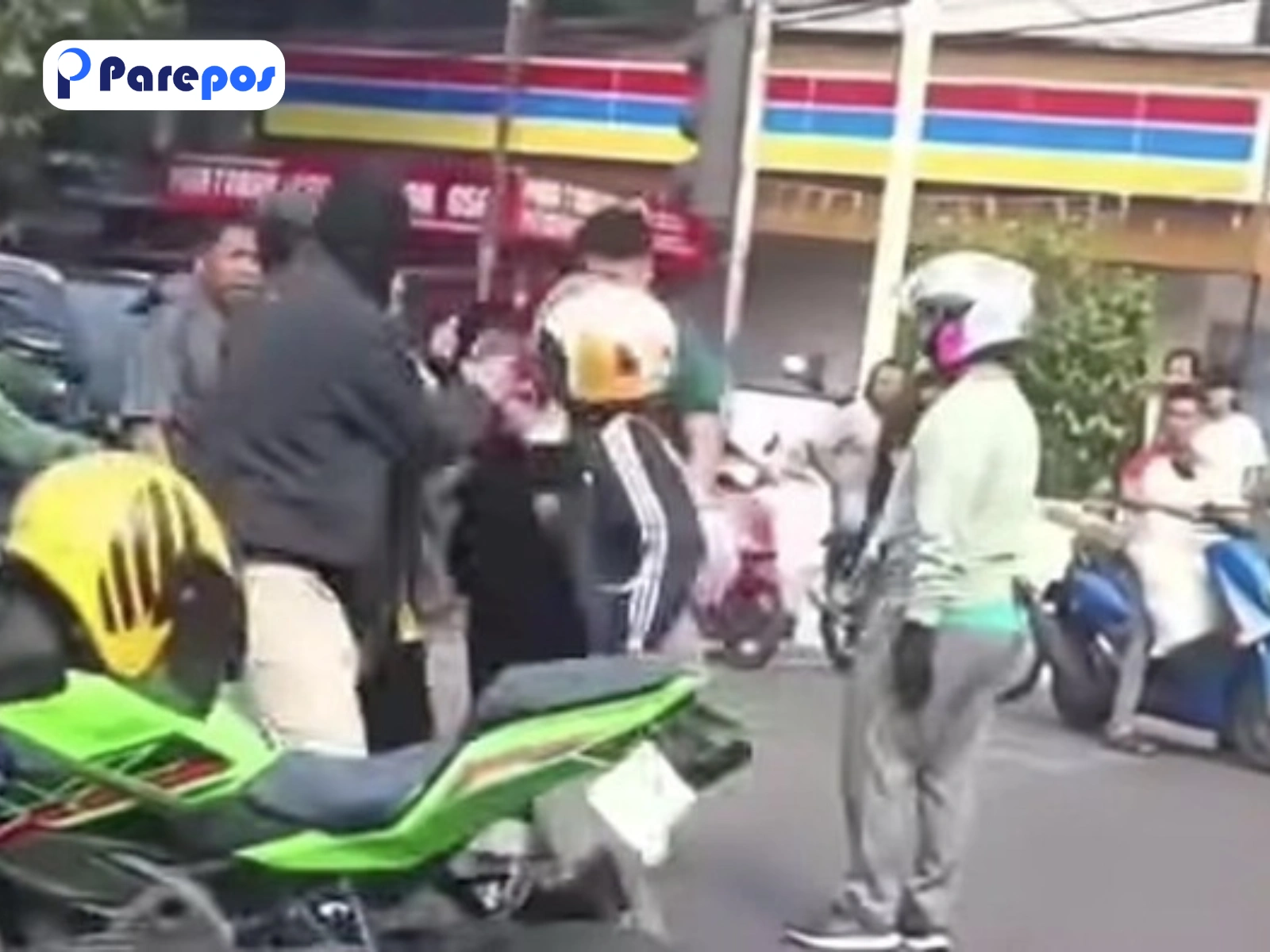 Pemotor di Jaksel Pukuli Pasutri di Jalanan