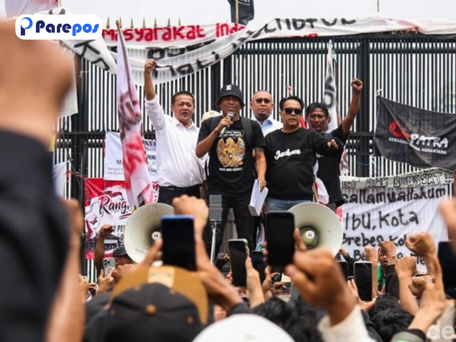 Anggota DPR Temui Massa