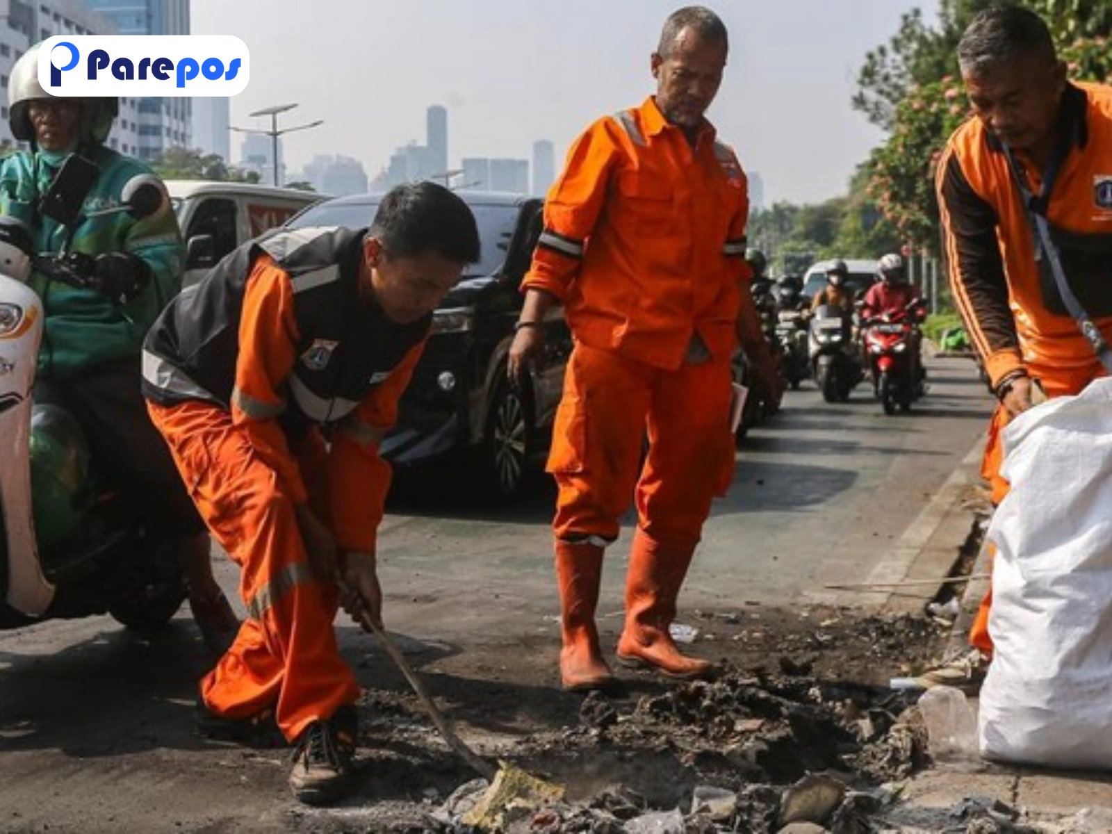 Jalan Gatot Subroto Dibersihkan Usai Kericuhan