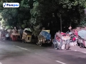 Gerobak Sampah Mangkal di Trotoar Tendean