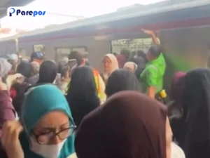 HP Berasap di KRL Rawa Buntu Bikin Penumpang Panik