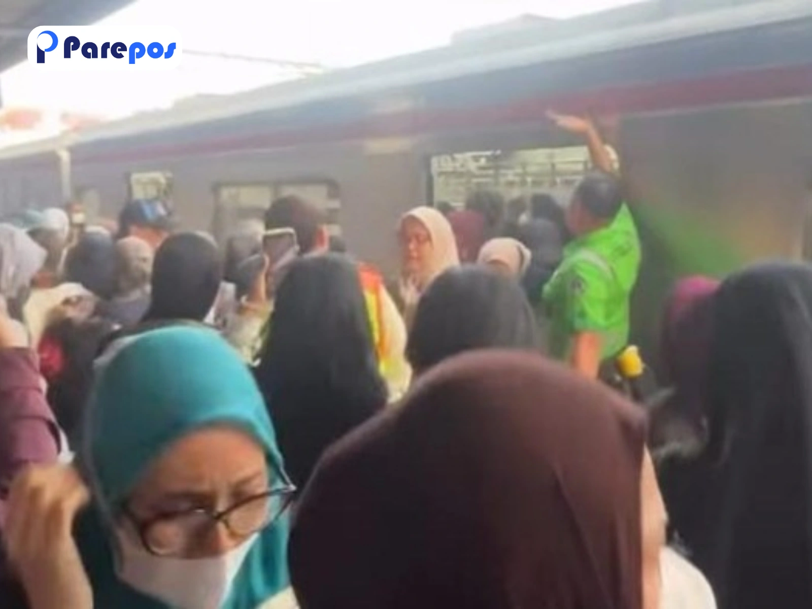 HP Berasap di KRL Rawa Buntu