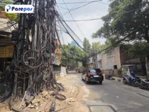 Kabel Semrawut di Mampang Jaksel, Warga Keluhkan Bahaya