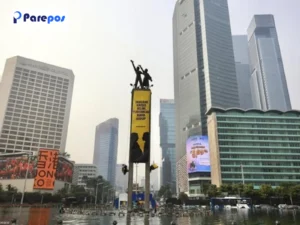 Greenpeace Bentangkan Spanduk di Patung Bundaran HI