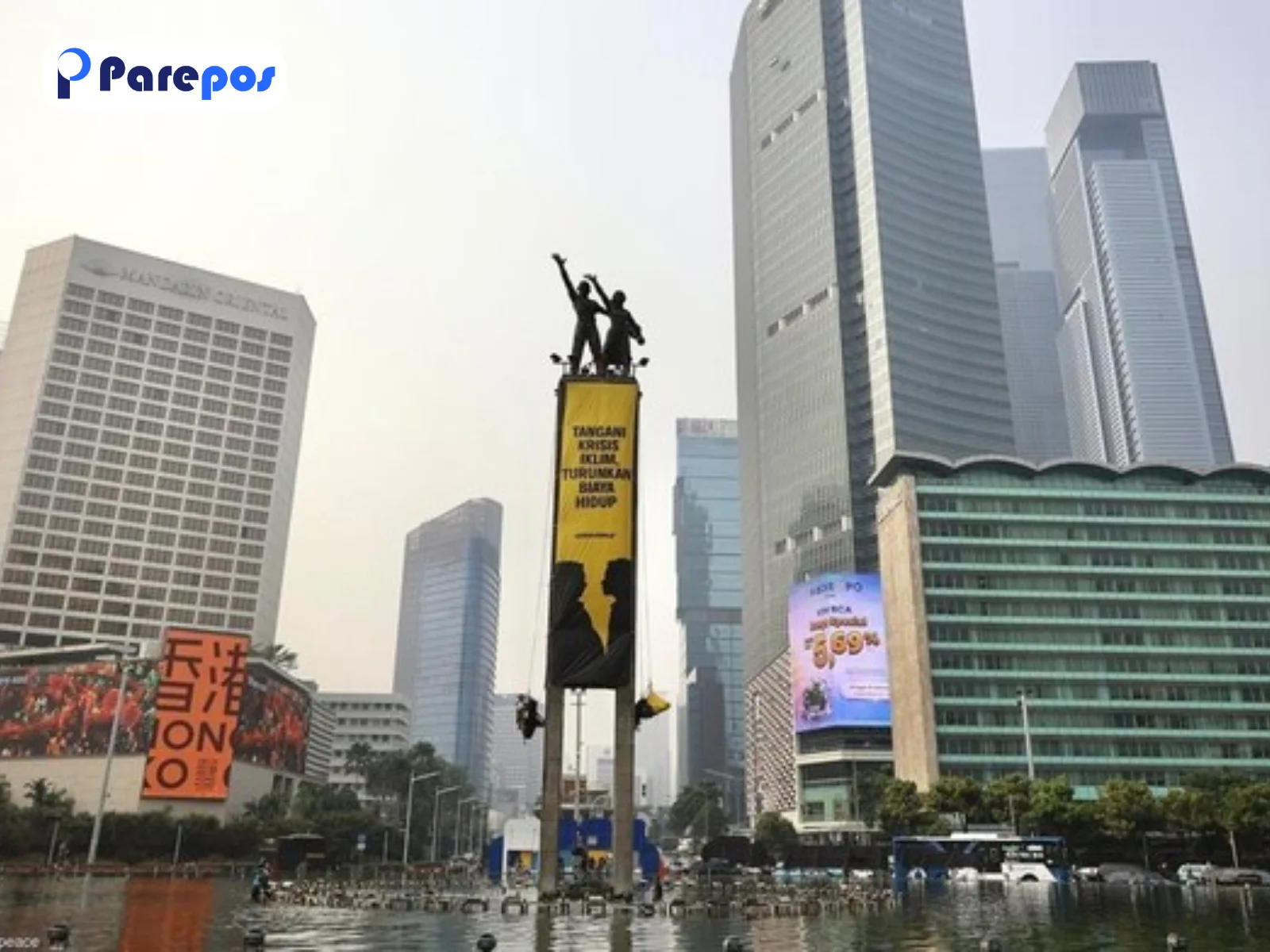 Greenpeace Indonesia Bentangkan Spanduk di Patung Bundaran HI